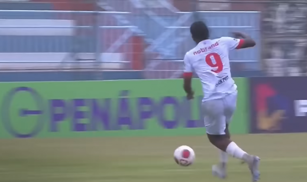 Yuri, do Capivariano, em seu segundo gol da partida Reprodução/foto: GE