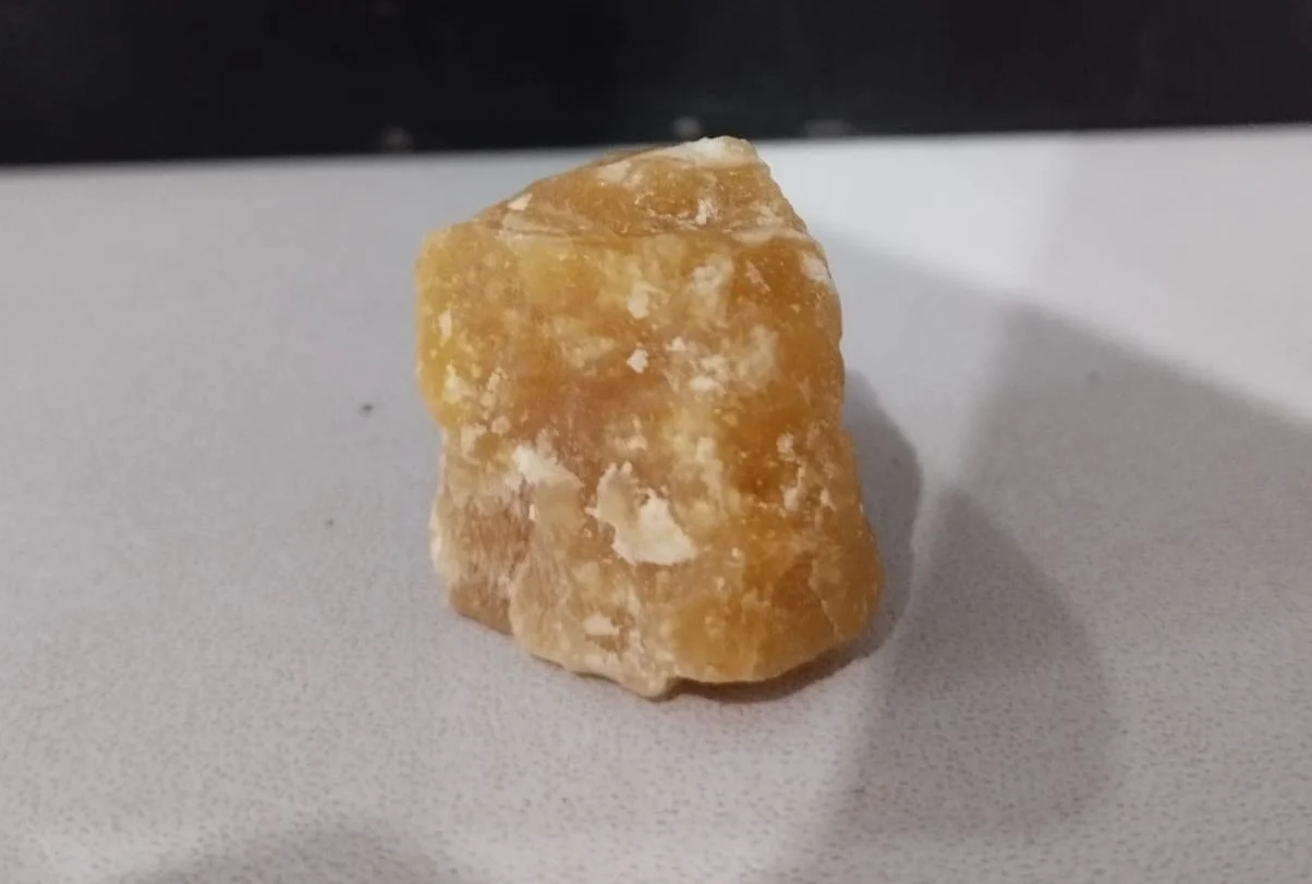 Pedra de pasta base de cocaína encontrada na casa onde rapaz foi preso
Foto: divulgação PCMS