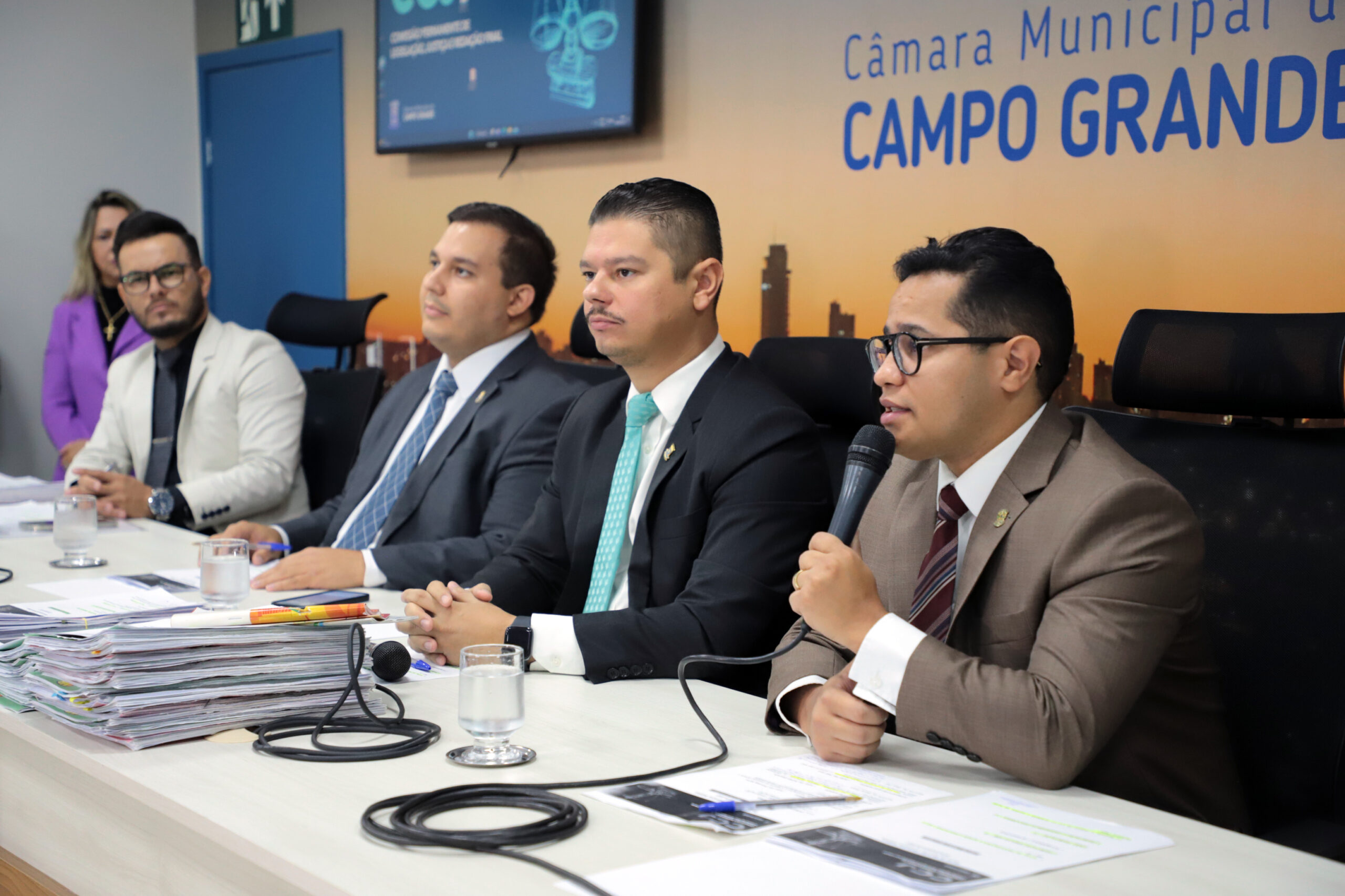 Da direita para esquerda o membro vereador Papy o presidnete da CCJ, vereador Otávio Trad e o vice-presidente, William Maksoud
Foto: CMCG