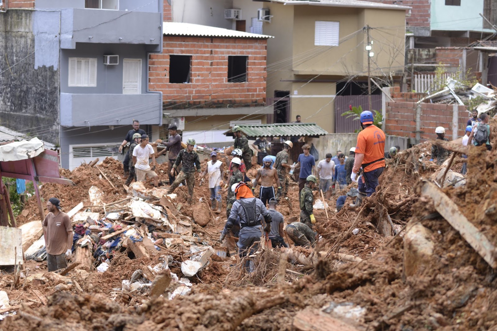 Trabalho da Defesa Civil junto com os moradores em São Sebastião | Foto: Mar Franz / Greenpeace