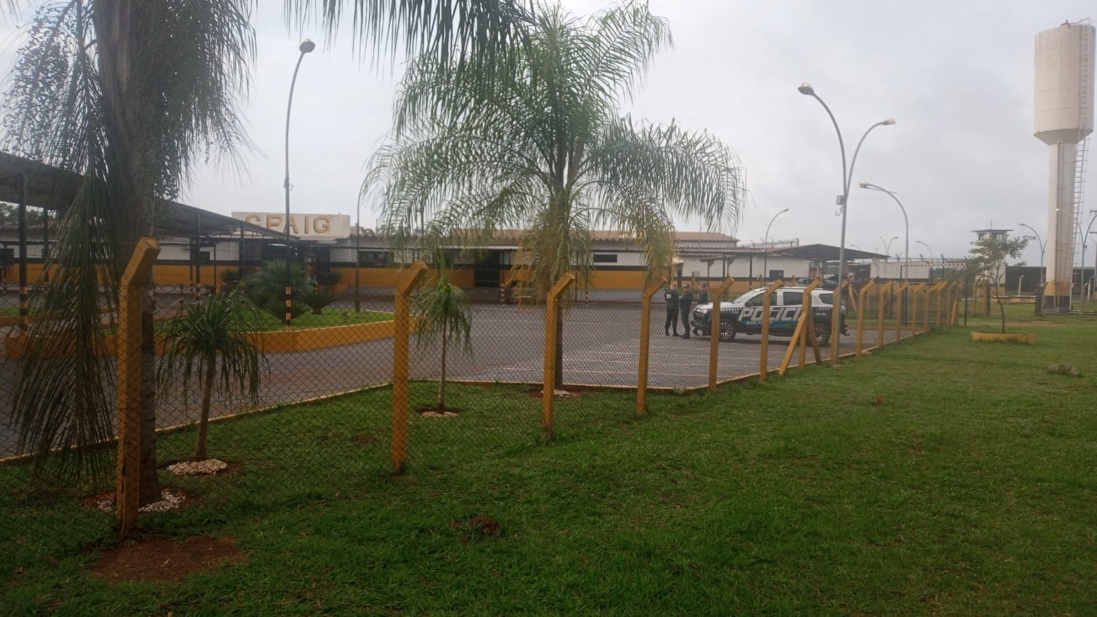 Guarnição da PM no estacionamento da Gameleira, na manhã deste sábado  
Foto: Chame a imprensa