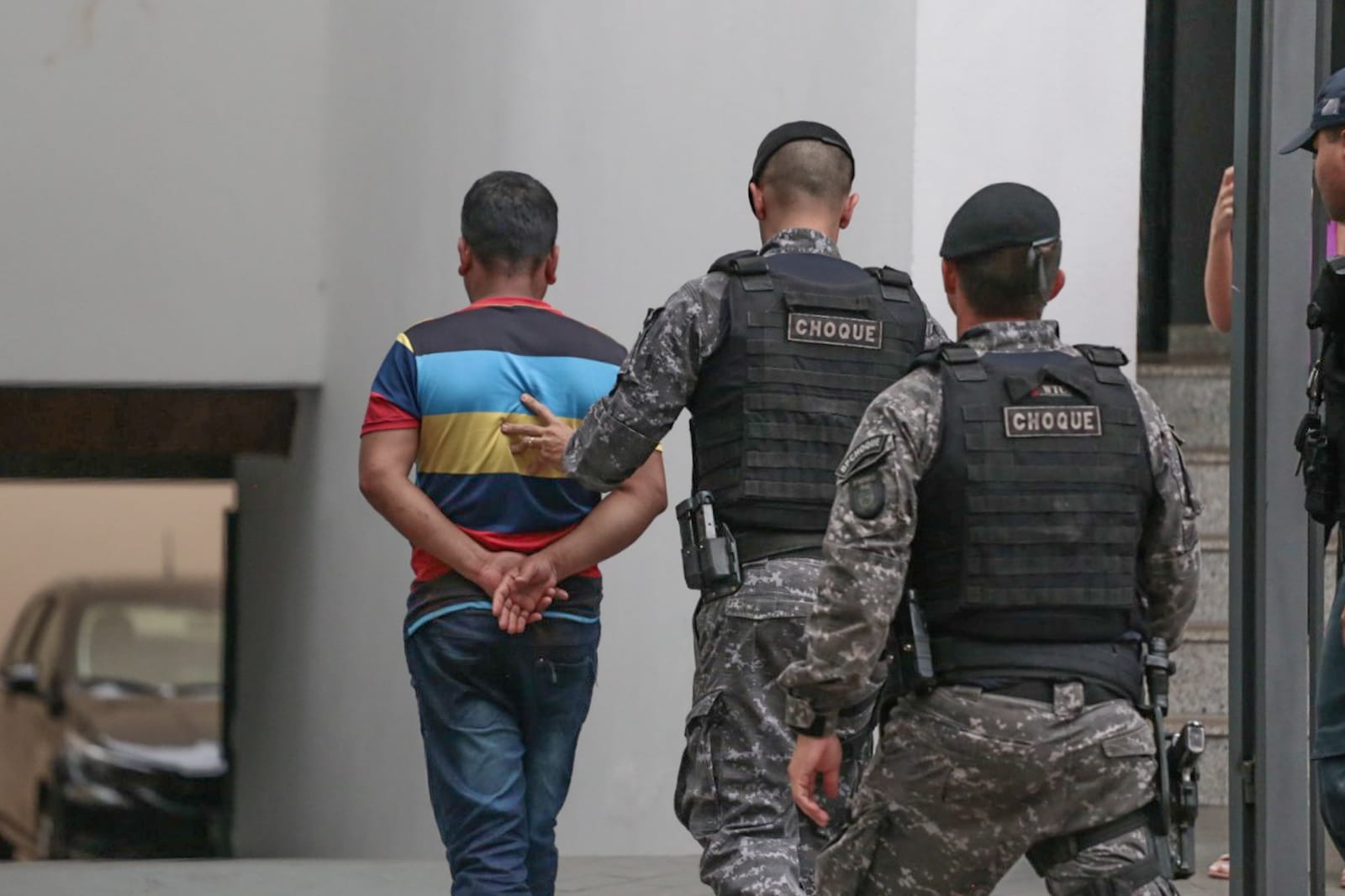 Acusado chegando na Depca. (Foto: Marcos Maluf)