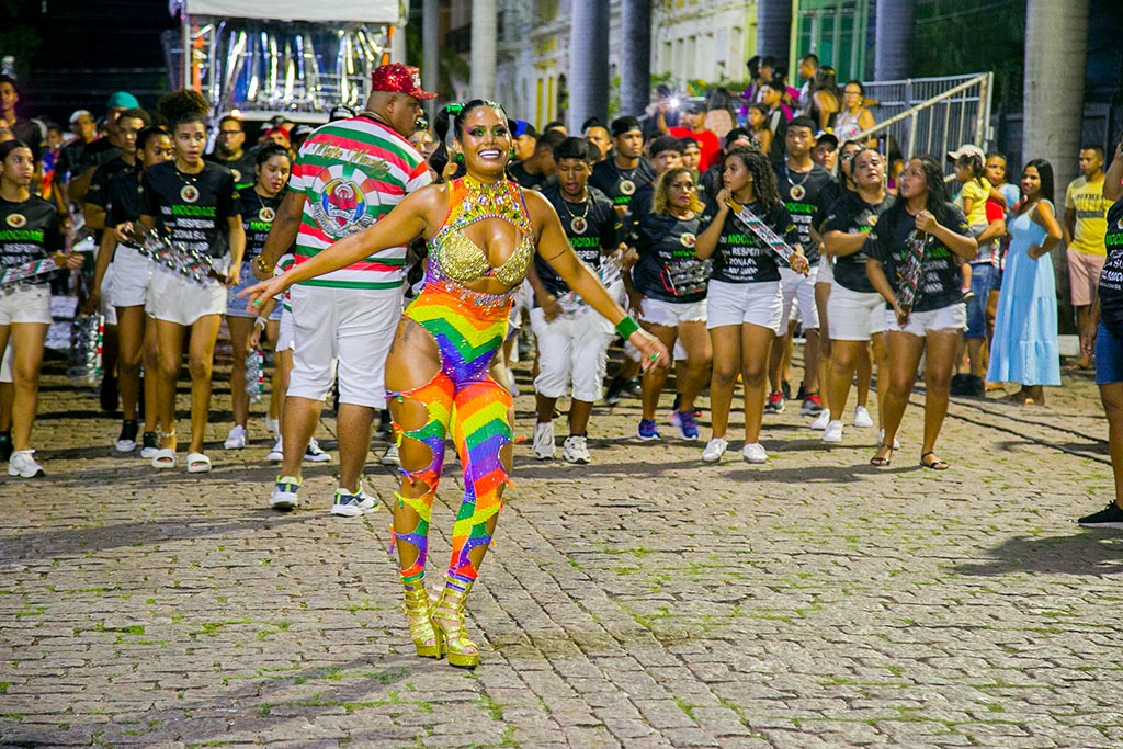 Pelo universo feminino, Império do Morro faz desfile de garra após  problemas internos - Diário Corumbaense