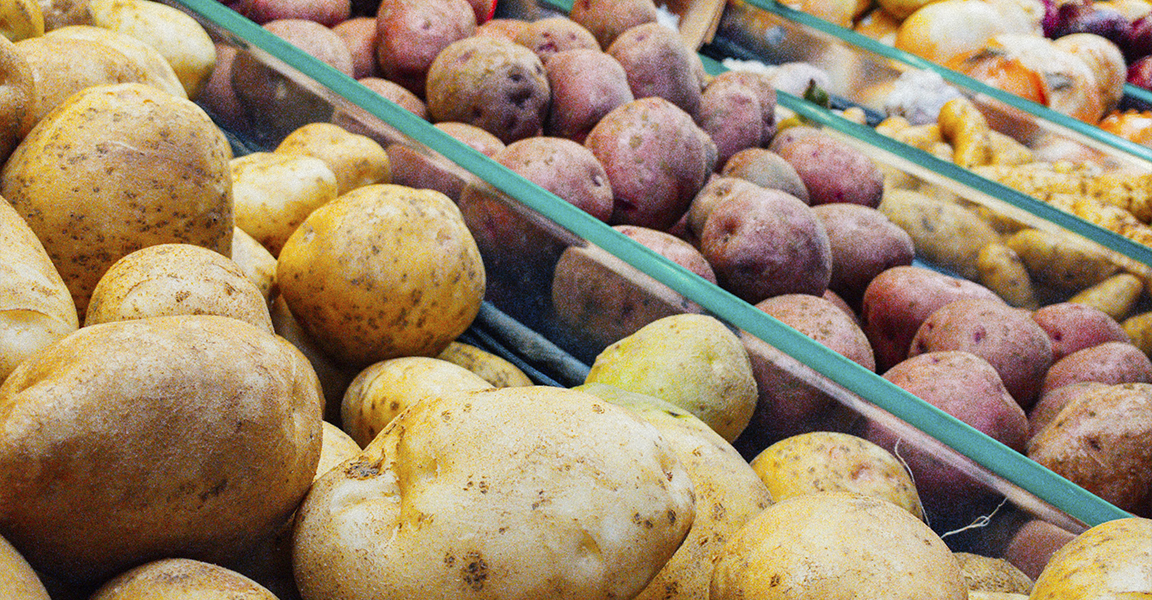 Alface, batata e cebola ficam mais baratas na Ceasa; tomate, mamão e maçã sobem de preço
