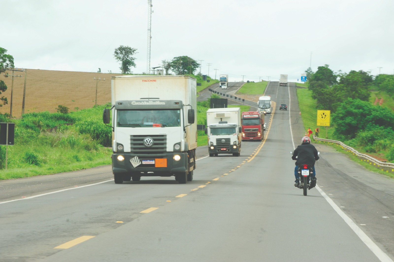 Van se envolve em colisão com caminhão na BR-163 deixando oito feridos e uma vítima fatal