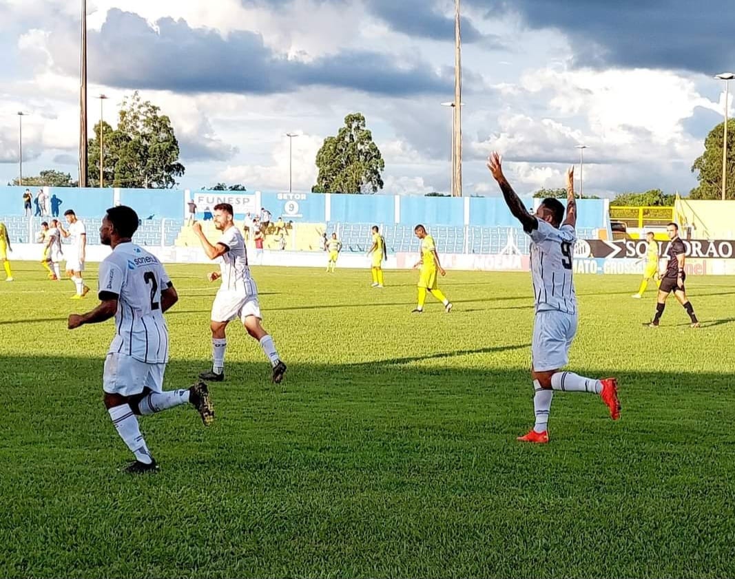 Johnny comemorando a vitória do Opérario. Foto: Ascom/ OFC