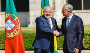O presidente Luiz Inácio Lula da Silva (PT) é recebnido pelo presidente de Portugal, Marcelo Rebelo de Sousa