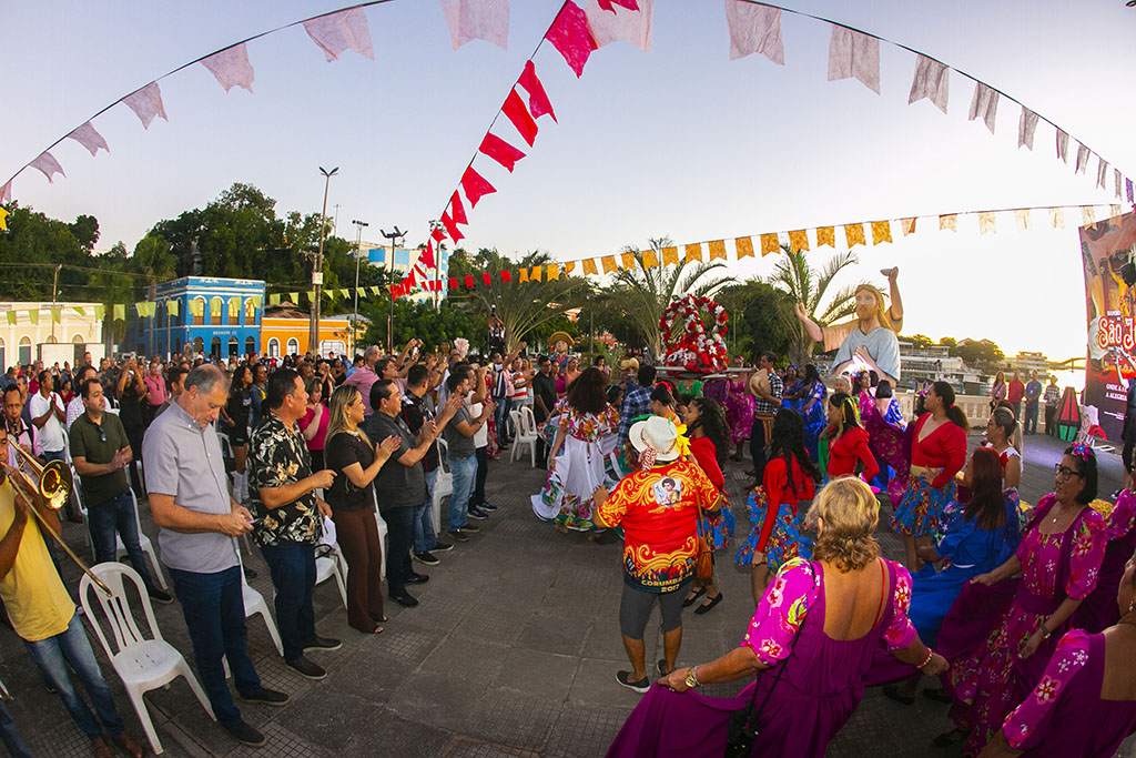 O prefeito Marcelo Iunes anunciou nesta terça-feira, 6 de junho, a programação oficial do Arraial do Banho de São João 2023. O ato começa às 17 horas na Arena do Porto Geral e é aberto à toda população,O evento é uma realização da Prefeitura de Corumbá, por meio da sua Fundação da Cultura e do Patrimônio Histórico, conta com o apoio da Secretaria de Estado de Turismo, Esporte, Cultura e Cidadania, através de sua Fundação de Cultura o Arraial será realizado entre os dias 22 e 25 de junho ,
