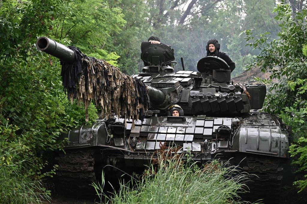 Foto: Tanque T-72 ucraniano
em posição, na região
de Donetsk, provável
alvo de nova ofensiva/Genia Savilov