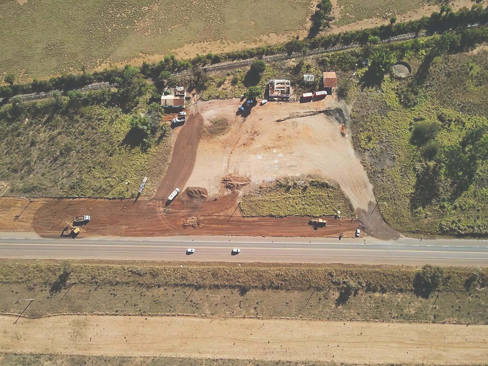 Foto: Viaturas entregues
para a Polícia Civil e à
direita, obra da nova
sede da PRF iniciadas/Dviulgação