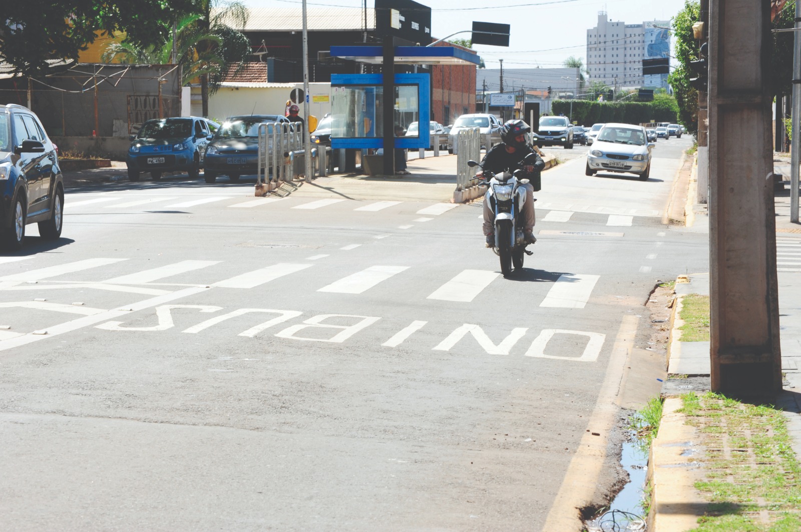 Foto: Reportagem flagrou motociclistas e
motoristas na faixa, na avenida Brilhante/Nilson Figueiredo