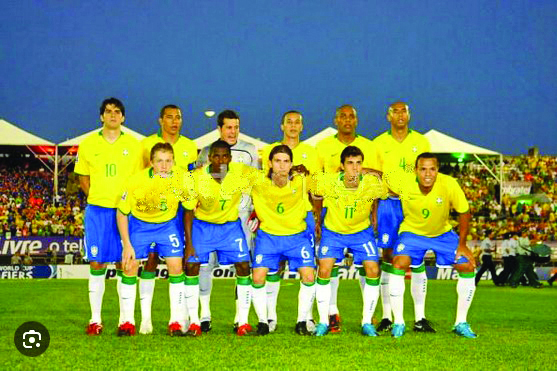 Foto: Time titular do Brasil
antes da partida
com a Venezuela, em
2009, no Morenão/Reprodução