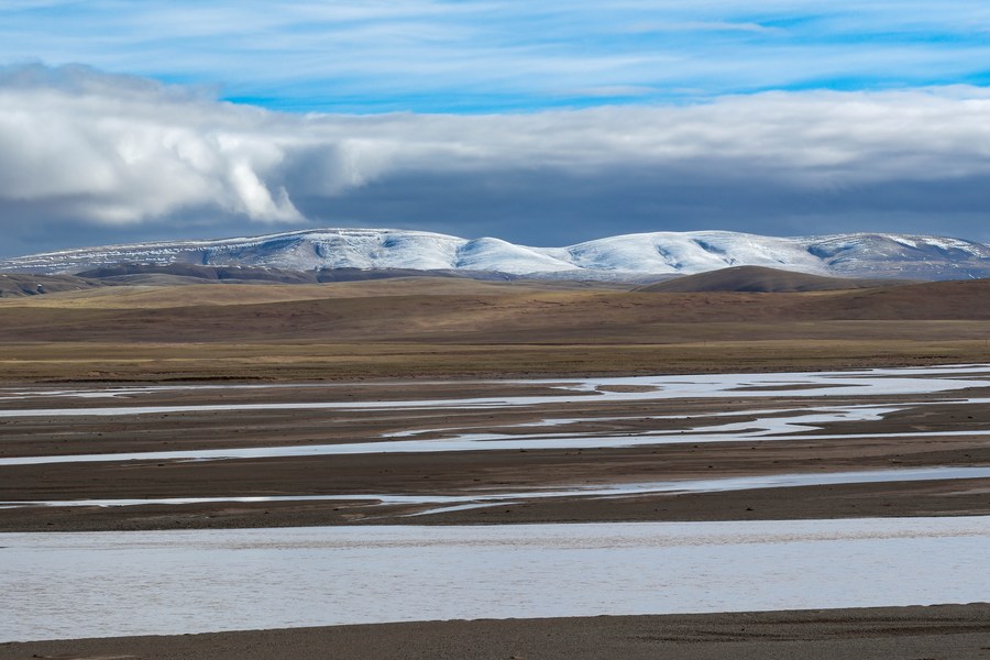 Foto: Rio Tuotuo na Província de Qinghai, noroeste da China, em 15 de junho de 2023. O rio Yangtzé, de 6.300 quilômetros, o maior da China e o terceiro mais longo do mundo, tem três nascentes: os rios Tuotuo e Damqu ao sul, e o rio Qumar ao norte. (Xinhua/Zhang Cheng)