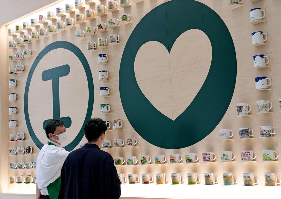 Foto: 
Canecas são expostas em uma loja da Starbucks no centro de Shanghai, leste da China, em 27 de setembro de 2022. (Xinhua/Liu Ying)