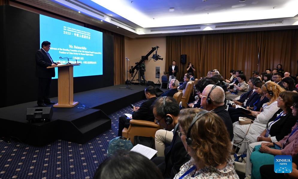 Foto: 
Baima Chilin (1º e), presidente da Sociedade Chinesa de Estudos de Direitos Humanos, discursa durante um seminário sobre direitos humanos em Roma, Itália, no dia 25 de setembro (Alberto Lingria/Xinhua)