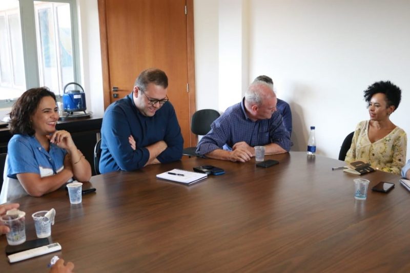 Deputada Glace Jane, Alan Guedes, Geraldo Resende e secretária Zara Figueiredo (Foto: Leandro Silva/Prefeitura de Dourados)