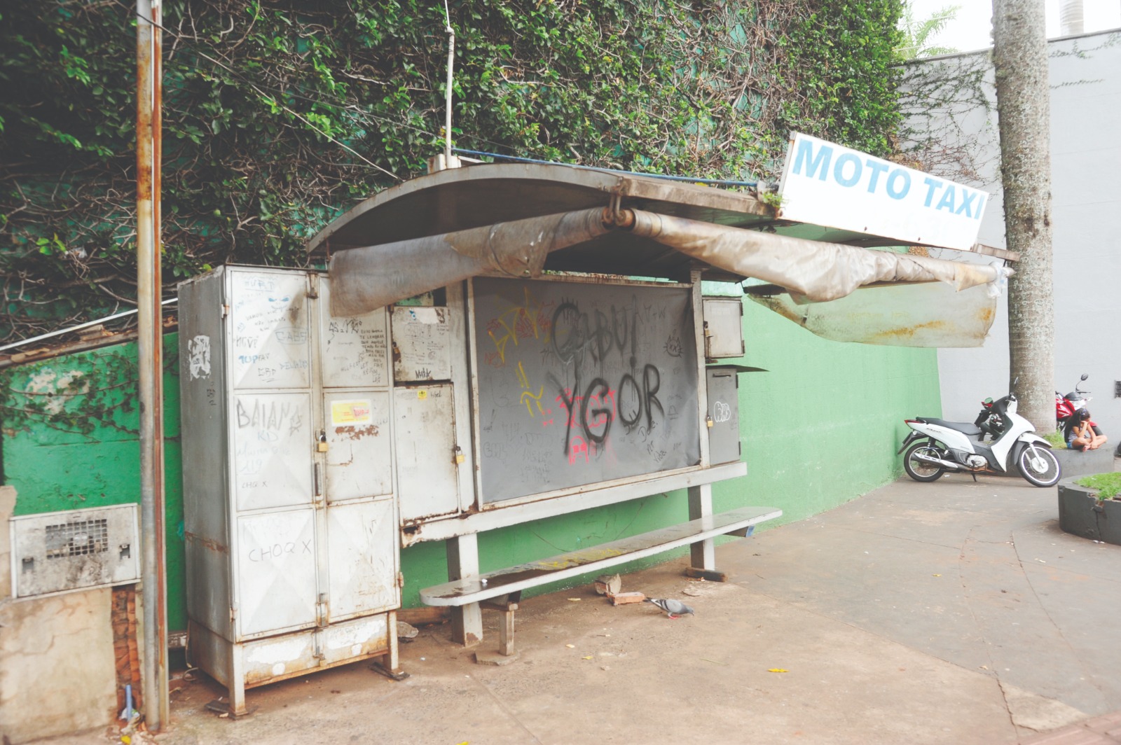 Foto: Ponto de táxi na
avenida Afonso
Pena, com pichação/Nilson Figueiredo