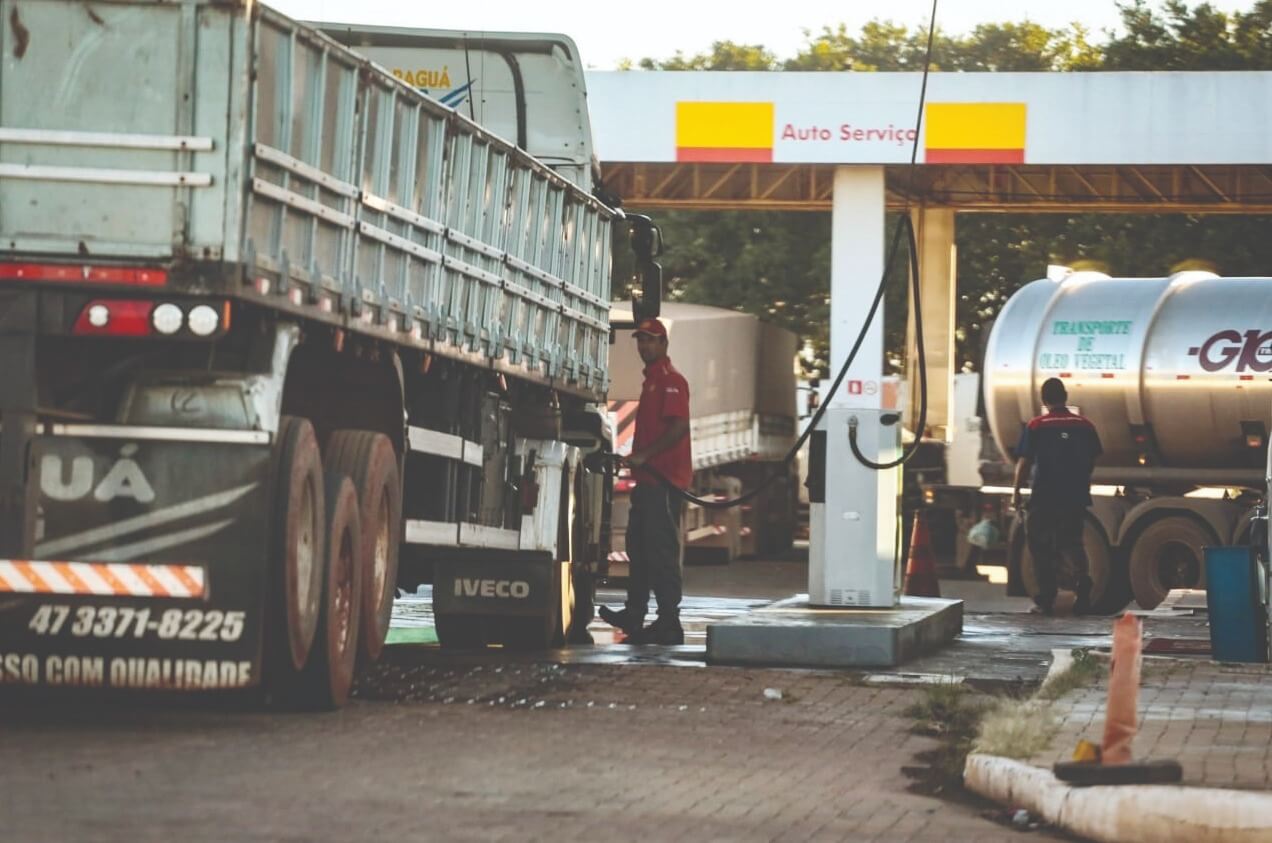 Frentista abastece
carreta com diesel, em
posto de combustíveis
de Campo Grande/Foto: Marcos Maluf