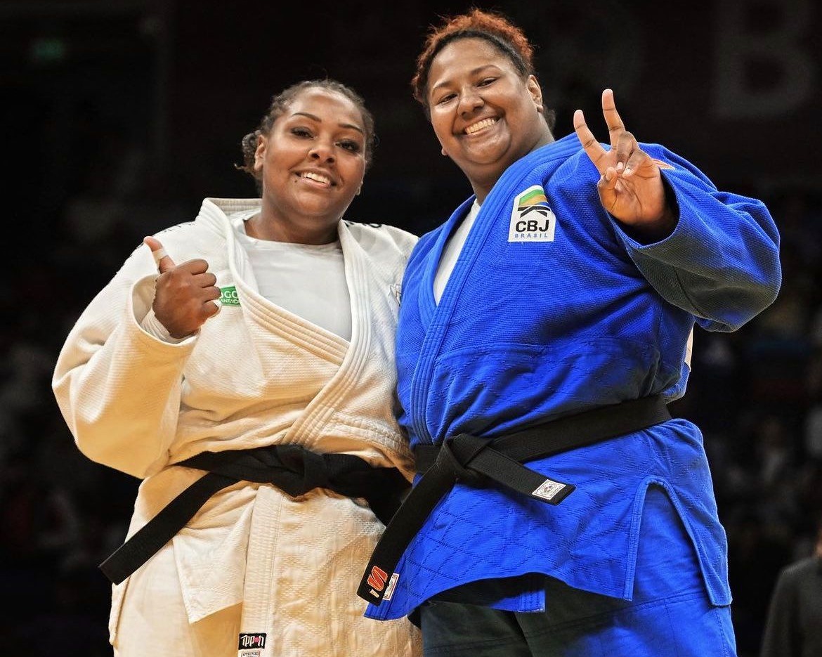 Foto: Beatriz Souza (a direita) e Rochelle Nunes (a esquerda) após luta/Reprodução - X