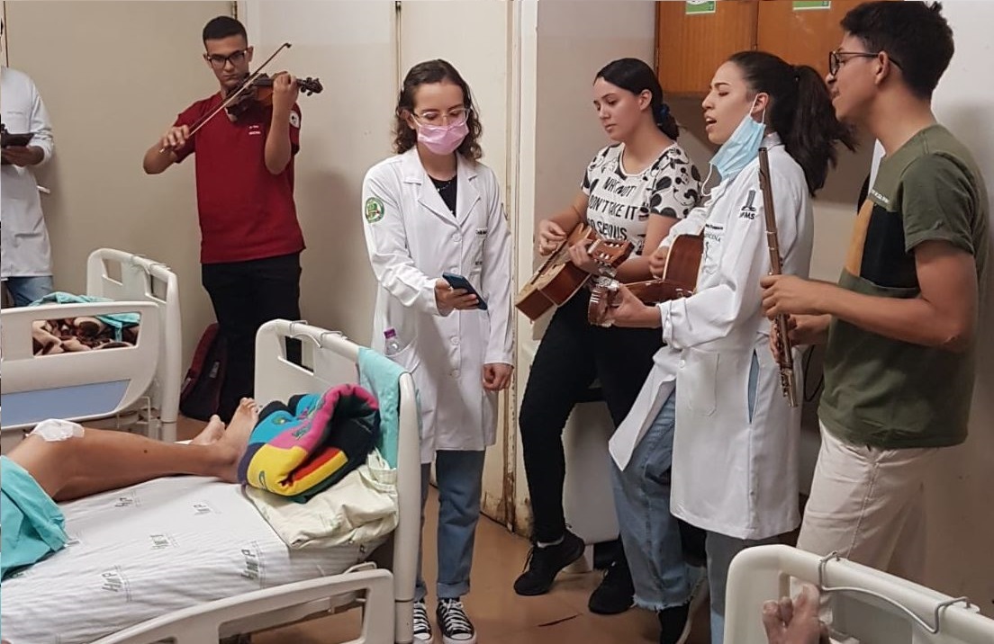 Estudantes levam música para pacientes do Hospital Universitário