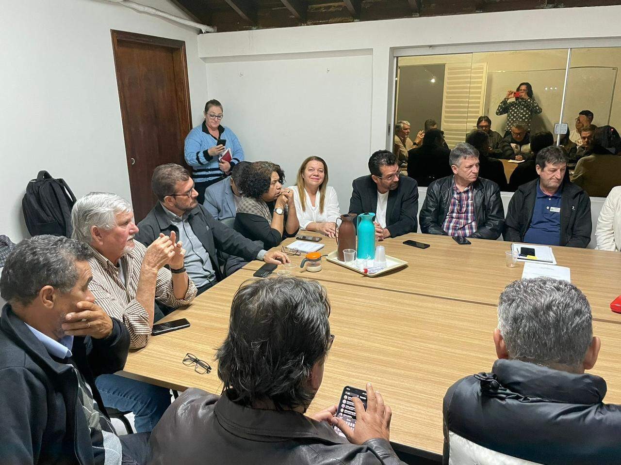 Foto: Lideranças do Partido
dos Trabalhadores
se reuniram nessa
segunda-feira (4)/Reprodução
