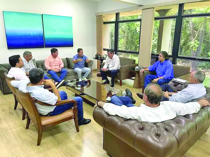 Foto: Vereadores de Corumbá se
apresentam como possíveis
pré-candidatos ao pleito de 2024 e conversam com o governador Eduardo Riedel/Divulgação
