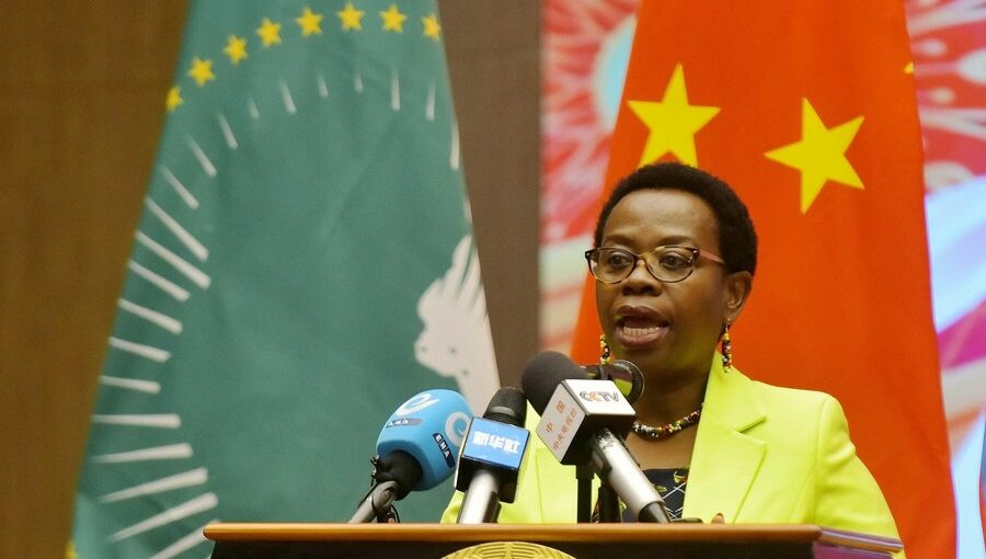 Vice-presidente da Comissão da União Africana (UA), Monique Nsanzabaganwa, fala em evento que marca o 74º aniversário da fundação da República Popular da China (RPC) em Adis Abeba, Etiópia, no dia 26 de setembro de 2023. (Xinhua/Michael Tewelde)
