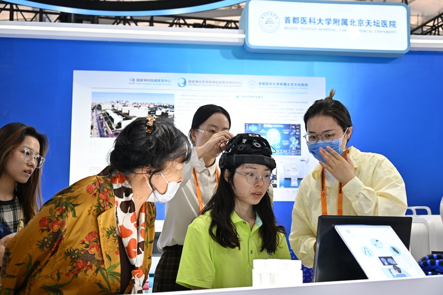 Visitante experimenta sistema de interface cérebro-computador desenvolvido pela China no estande do Hospital Tiantan de Beijing durante a Feira Internacional de Comércio de Serviços da China (CIFTIS) 2023, no Parque de Shougang, na capital do país, em 5 de setembro de 2023. (Xinhua/Li Xin)