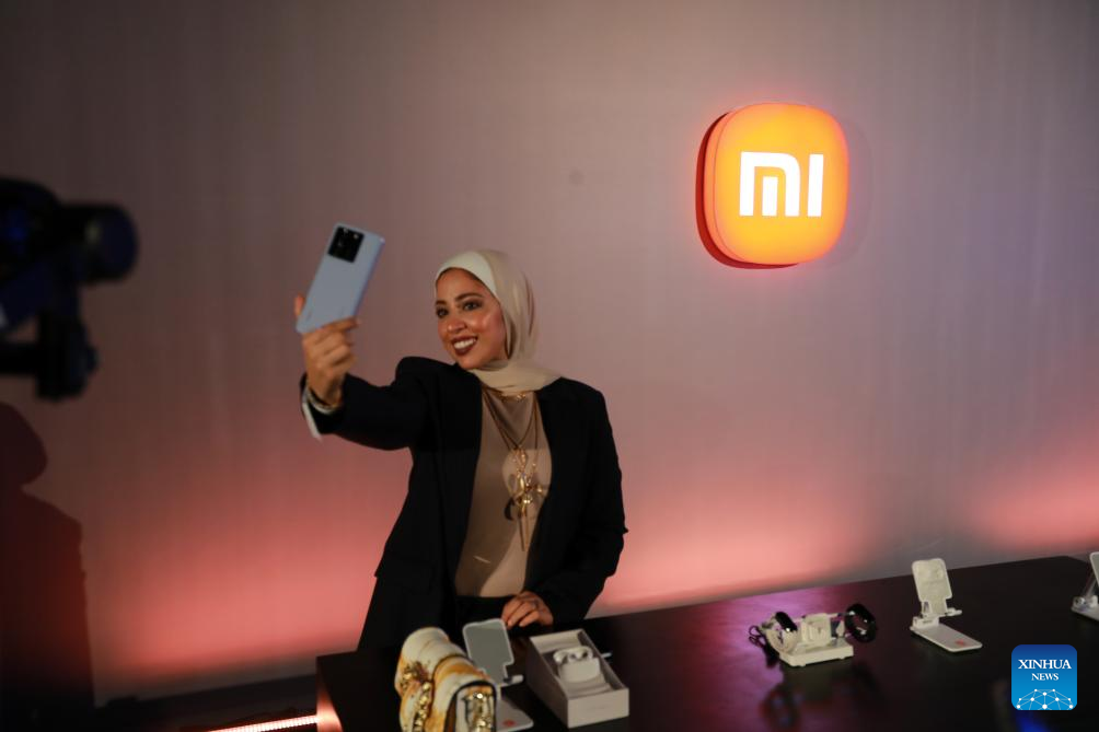 Foto: Convidada posa para foto com smartphone Xiaomi 13T durante cerimônia de lançamento no Grande Museu Egípcio no Cairo, Egito, no dia 8 de outubro de 2023.(Xinhua/Sui Xiankai)
