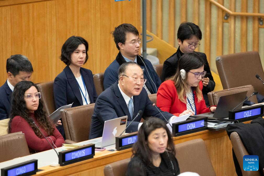 Foto: Zhang Jun (c), representante permanente da China nas Nações Unidas, discursa no debate geral sobre questões de direitos humanos realizado pelo Terceiro Comitê da 78ª Assembleia Geral da ONU na sede da ONU em Nova York, no dia 17 de outubro de 2023. Os países em desenvolvimento e amigos fizeram declarações na terça-feira para apoiar a China no debate geral sobre questões de direitos humanos/(Xinhua/Xie E)