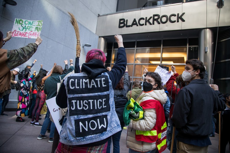 Foto: Ativistas climáticos participam de um protesto em Nova York, nos Estados Unidos, em 29 de outubro de 2022. (Foto por Michael Nagle/Xinhua)