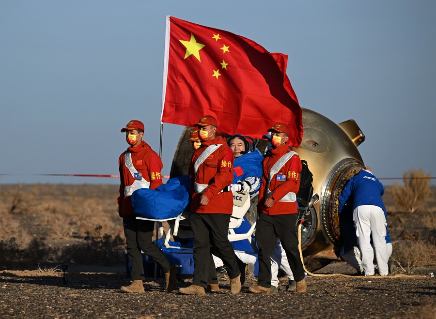 Foto: Astronauta Jing Haipeng sai da cápsula de retorno da nave espacial tripulada Shenzhou-16 no local de pouso de Dongfeng, na Região Autônoma da Mongólia Interior, no norte da China, em 31 de outubro de 2023. (Xinhua/Lian Zhen)