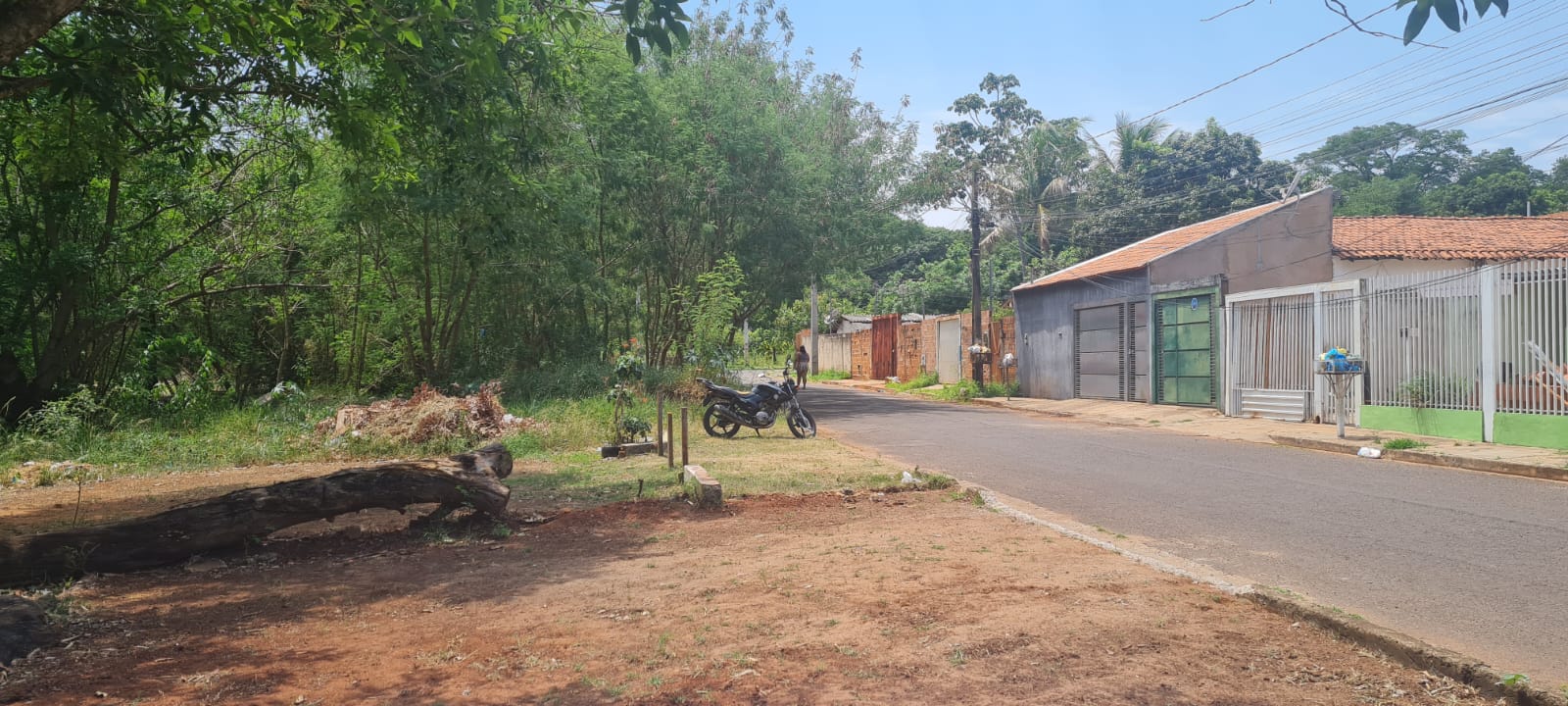 Moradores é que pagam a limpeza dos terrenos em frente das residências. Fotos: João Gabriel Vilalba