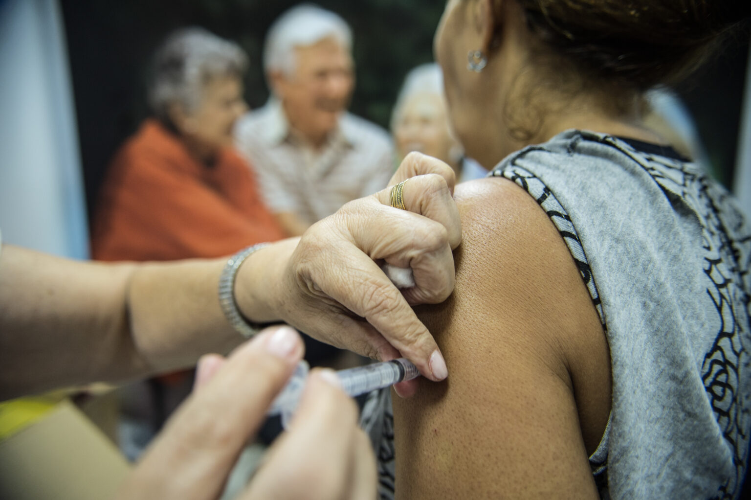 Idosos são vacinados em estação de metrô em Brasília, durante o dia D da Campanha Nacional de Vacinação contra Gripe de 2014 que começou na última terça-feira (22) vai até 9 de maio  (Marcelo Camargo/Agência Brasil)