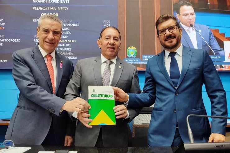 O aniversário de 35 anos da aclamada Constituição Cidadão foi lembrado pelos deputados estaduais.| Foto: Luciana Nassar/ALEMS