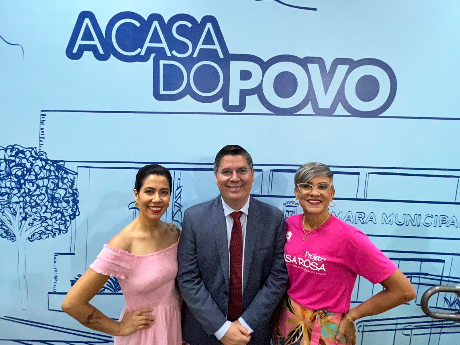 Foto:  Dr. com Eliza Montes e Emily Coffacci - pacientes Casa Rosa/Izaias Medeiros