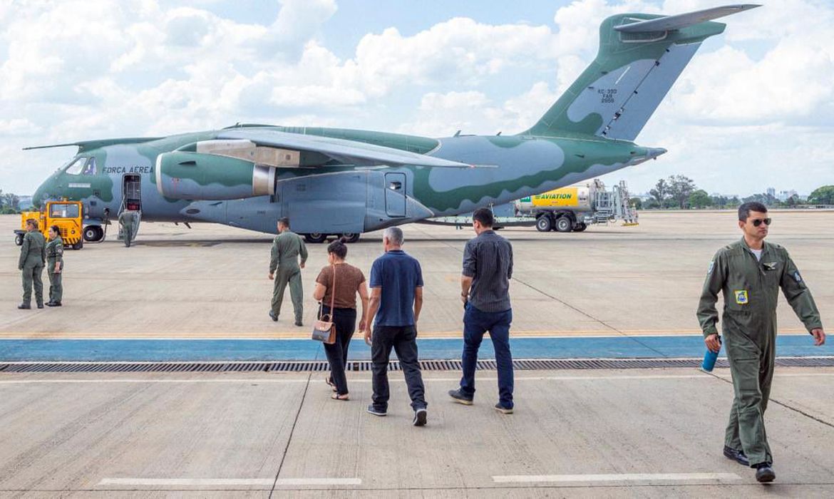 Decolagem da aeronave KC-390 Millennium da FAB para a repatriação de brasileiros em território de Israel e Palestina. Operação Voltando em Paz.  Foto: João Risi/Audiovisual/PR