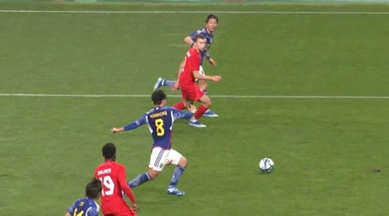 Canadense Alphonso Davies acerta o rosto do seu próprio goleiro, e a bola morre no fundo das redes; japoneses vencem por 4 a 1.|Foto: reprodução redes sociais.Foto: reprodução redes sociais.