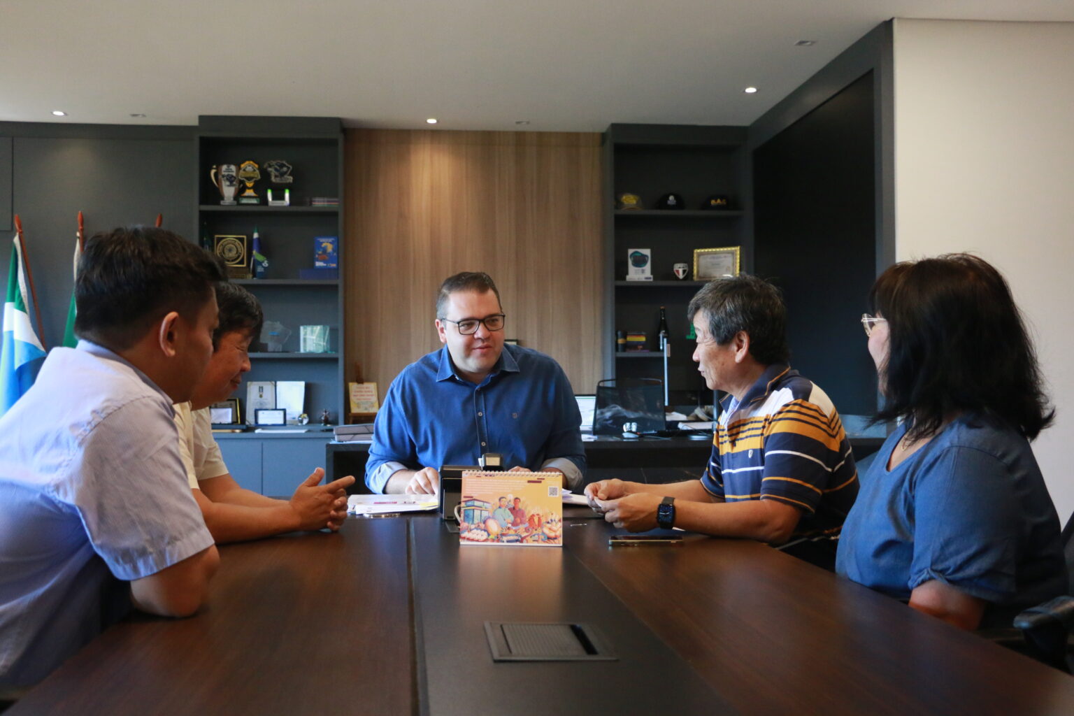 Prefeito Alan Guedes com os representantes do Clube Nipo-Brasileiro (Foto: Leandro Silva/Prefeitura de Dourados)