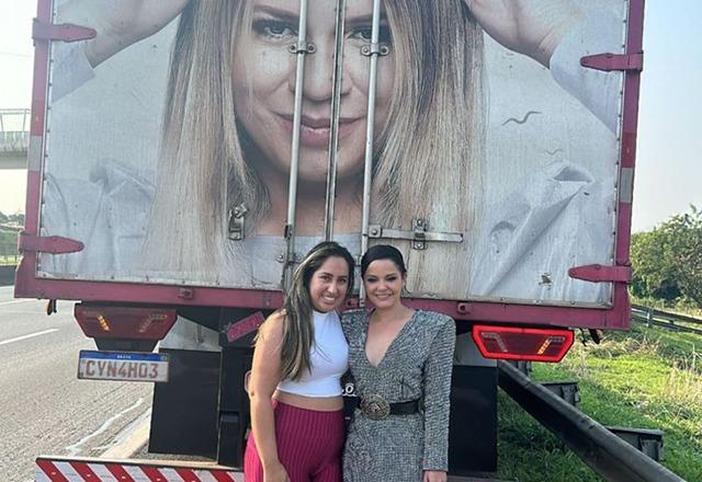 Cantora se emocionou ao ver foto da amiga estampada na carroceria do veículo.|Foto:Reprodução/Redes Sociais