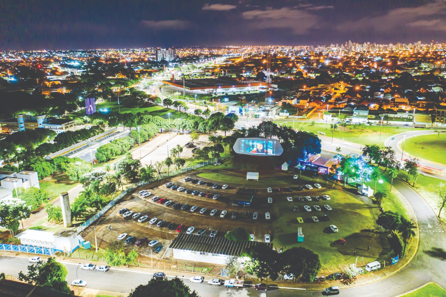 Foto: Auto Cine voltou a
funcionar durante os
meses de pandemia e
exibiu alguns filmes/Reprodução/Ovo Filmes