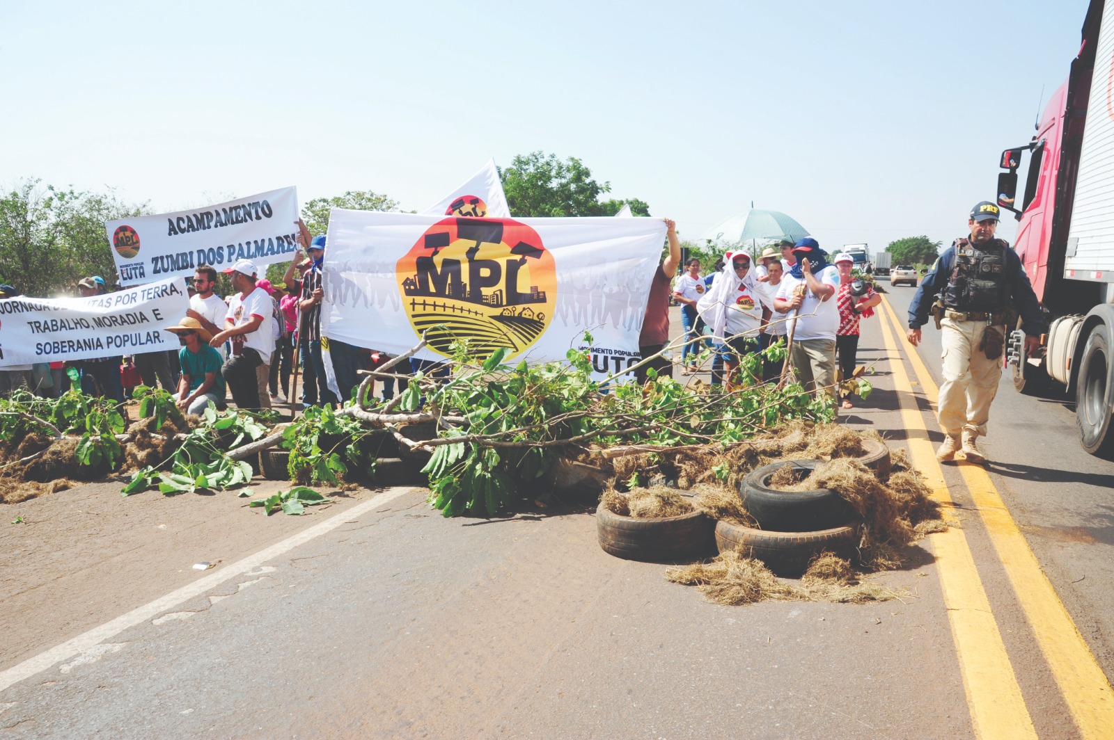 Foto: Mobilização foi pacífica e contou com um grupo
de aproximadamente
100 pessoas /Nilson Figueiredo