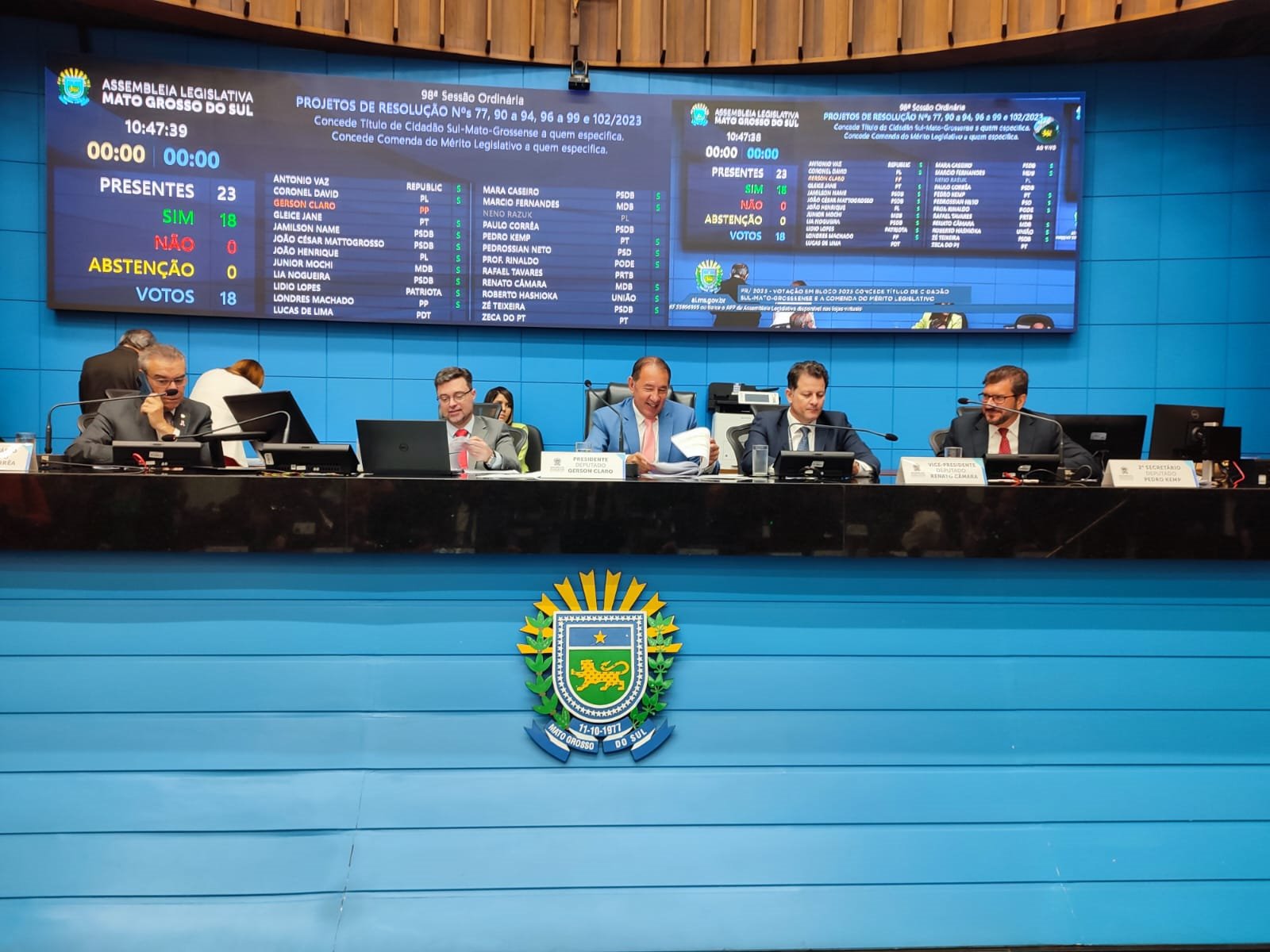 Deputados entrega honrrarias em sessão solene