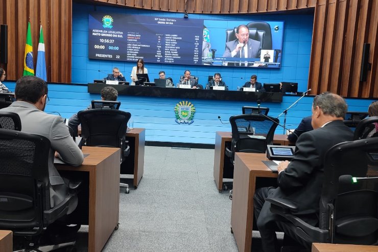 Deputados aprovaram dois projetos na sessão desta terça-feira