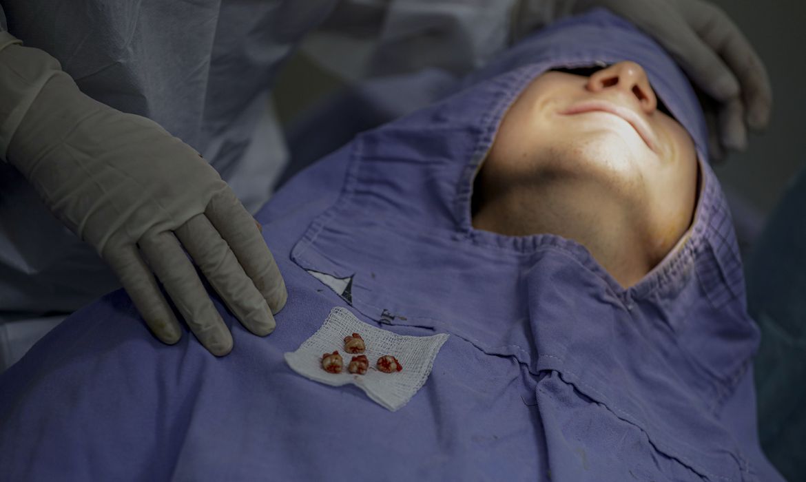 Foto: Felipe Gabriel Avancini dos Reis observa tem seus 4 dentes sisos extraídos
Ministério da Saúde garante o maior recurso da história para saúde bucal. Serão destinados R$3,8 bilhões em 2024, o que representa mais que o dobro deste ano. Com isso, 22,8 milhões de brasileiros passarão a ter acesso a atendimento odontológico pelo SUSFachada do hospital regional da Asa Norte
Foto: Joédson Alves/Agência Brasil