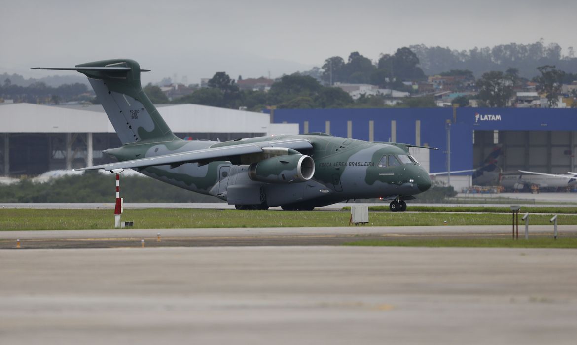 São Paulo SP 13/10/2023 Operação Voltando em Paz -  Aeronave KC-390 Millennium, pousa na Base Aerea de Guarulhos com 64 brasileiros retirados  da área de conflito em Israel .   Foto Paulo Pinto/Agencia Brasil