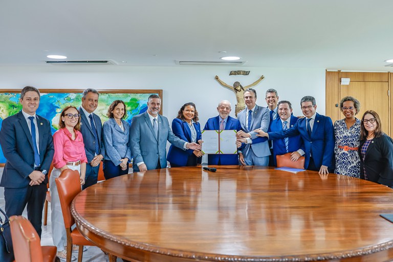 Presidente Lula durante assinatura da Lei de retomada de obras inacabadas. Foto: Ricardo Stuckert/PR