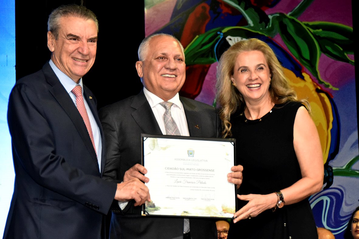 Título ao empresário
Lauri Francisco Paludo
foi entregue pelo
deputado Paulo Corrêa (Foto: Luciana Nassar / Wagner Guimarães)