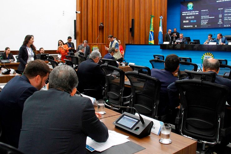 Deputados apreciam e votam as propostas durante sessão realizada no Plenário da ALEMS.|Foto: Wagner Guimarães/ALEMS