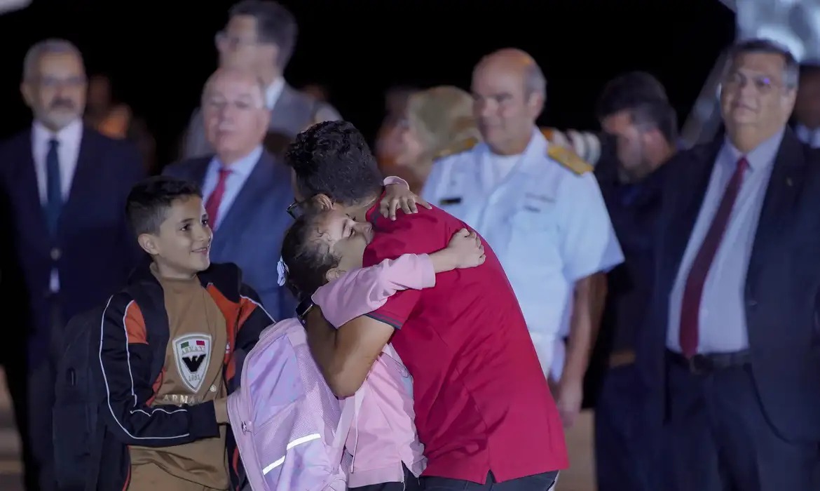 Voo foi o décimo da Operação Voltando em Paz.|Foto: Rafa Neddemeyer/Agência Brasil